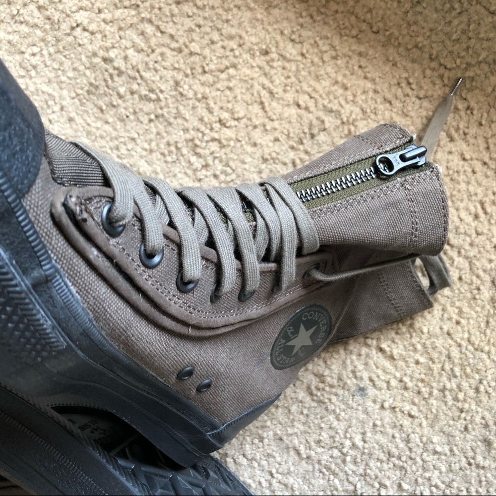 Men’s size 10 high top zipper converse